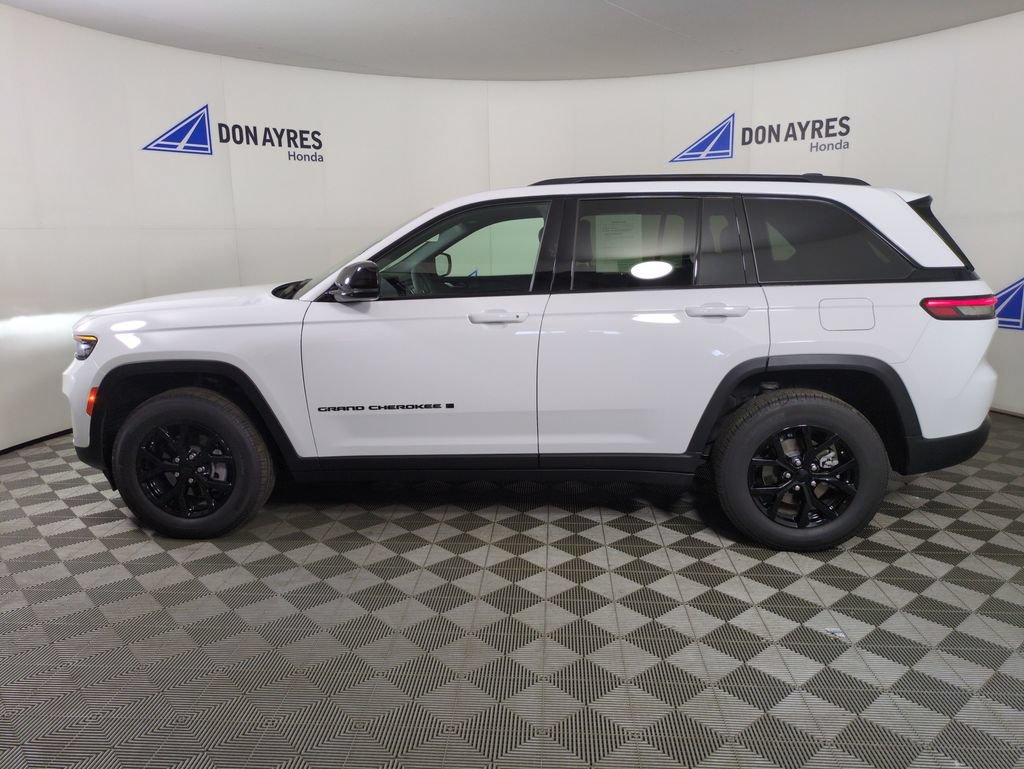 Used 2025 Jeep Grand Cherokee Altitude w/ Trailer Tow Package AWD/4WD image 2
