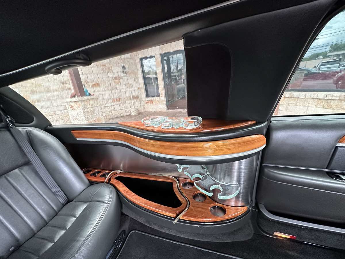Used 2010 Lincoln Town Car Executive RWD image 9