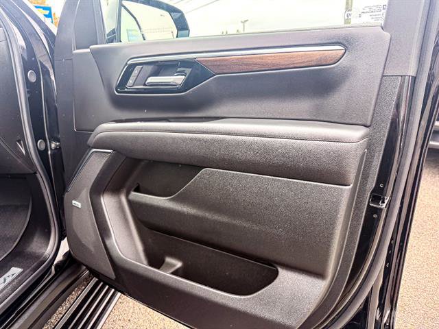 Used 2025 Chevrolet Suburban High Country AWD/4WD image 22