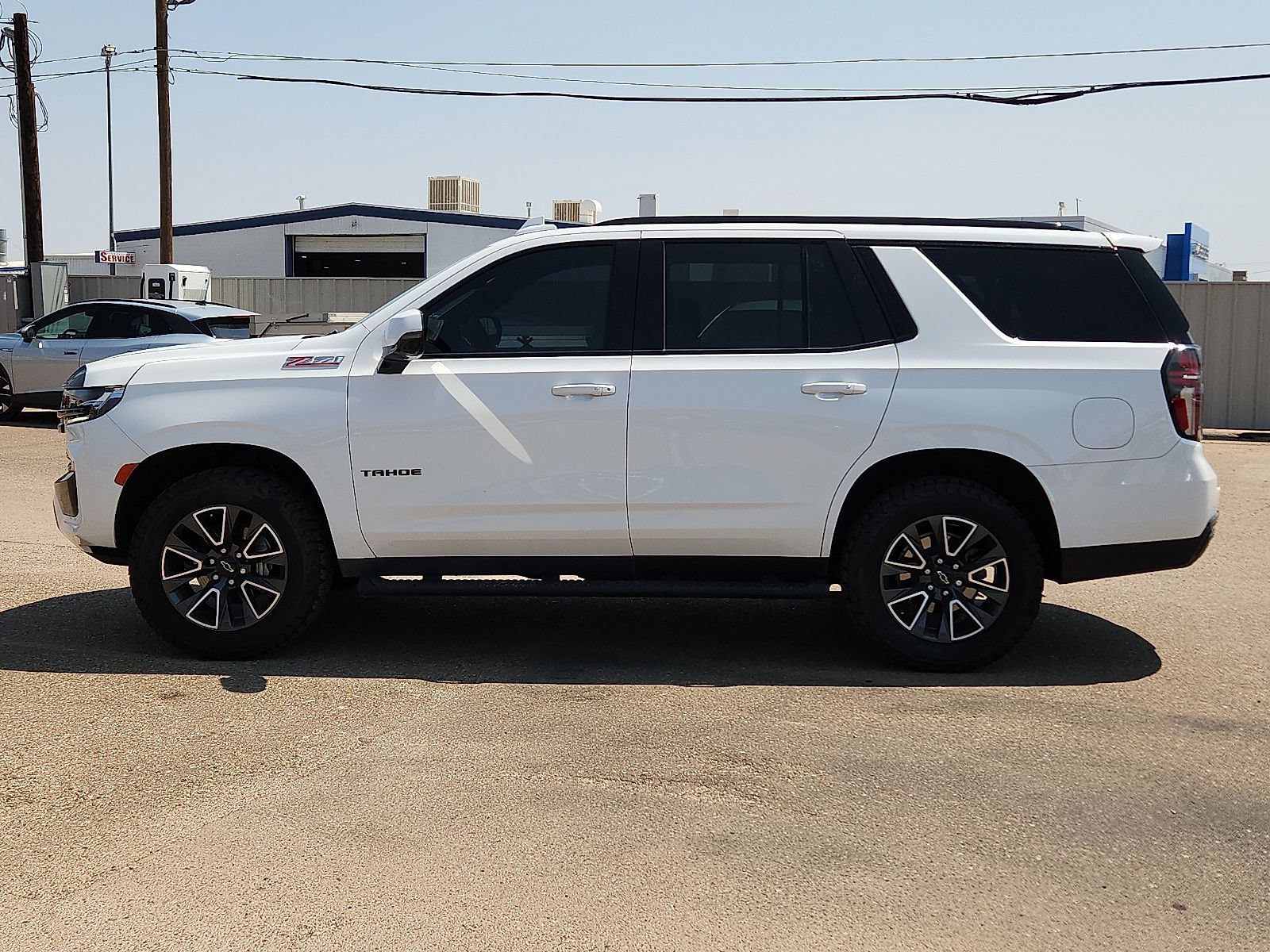 Used 2023 Chevrolet Tahoe Z71 w/ Luxury Package AWD/4WD image 2