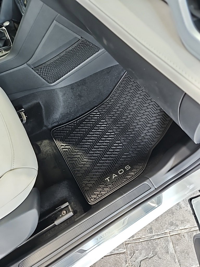 New 2026 Volkswagen Taos SE image 14