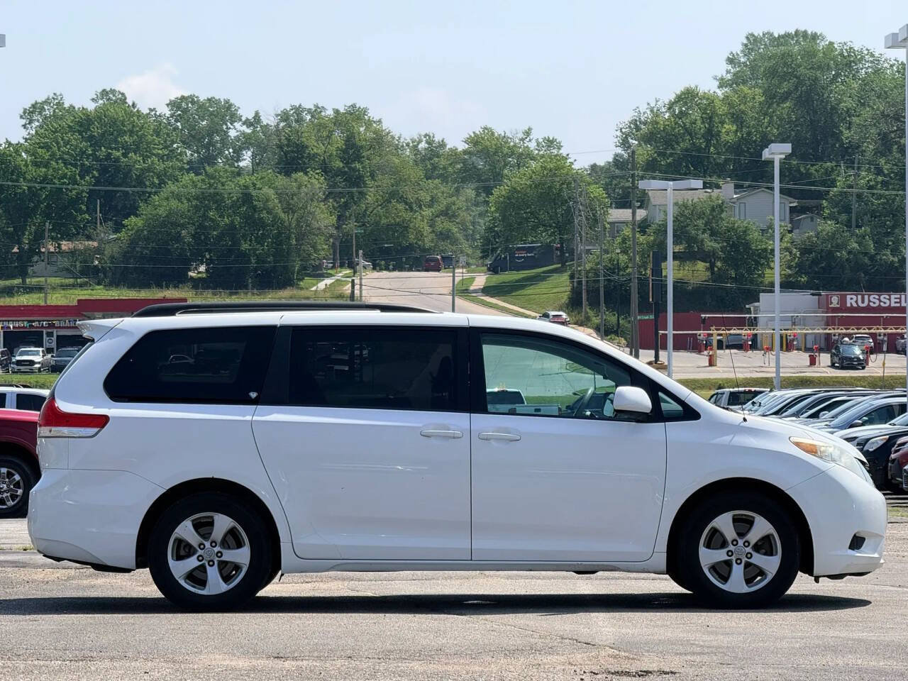 Used 2011 Toyota Sienna LE w/ Towing Pkg FWD image 6