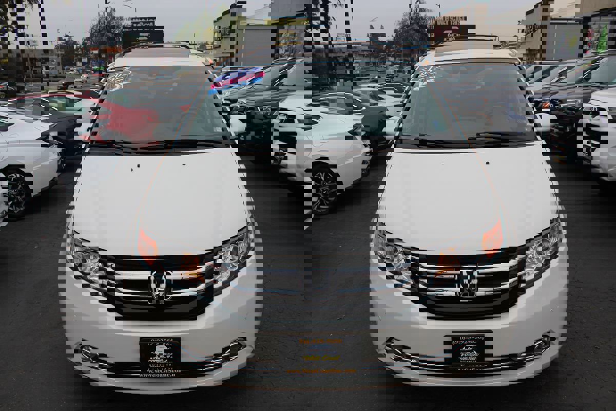 Used 2015 Honda Odyssey Touring Elite image 3