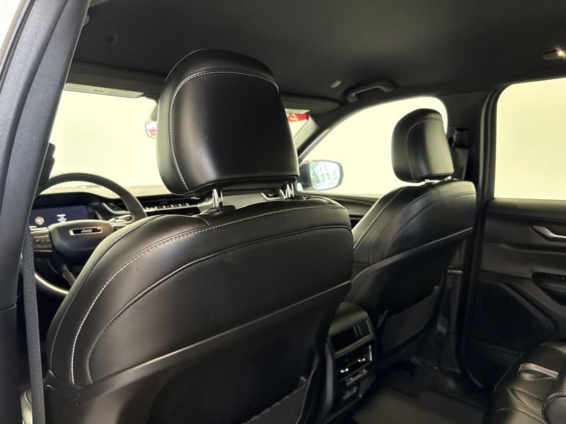 Used 2025 Jeep Grand Cherokee Altitude AWD/4WD image 18