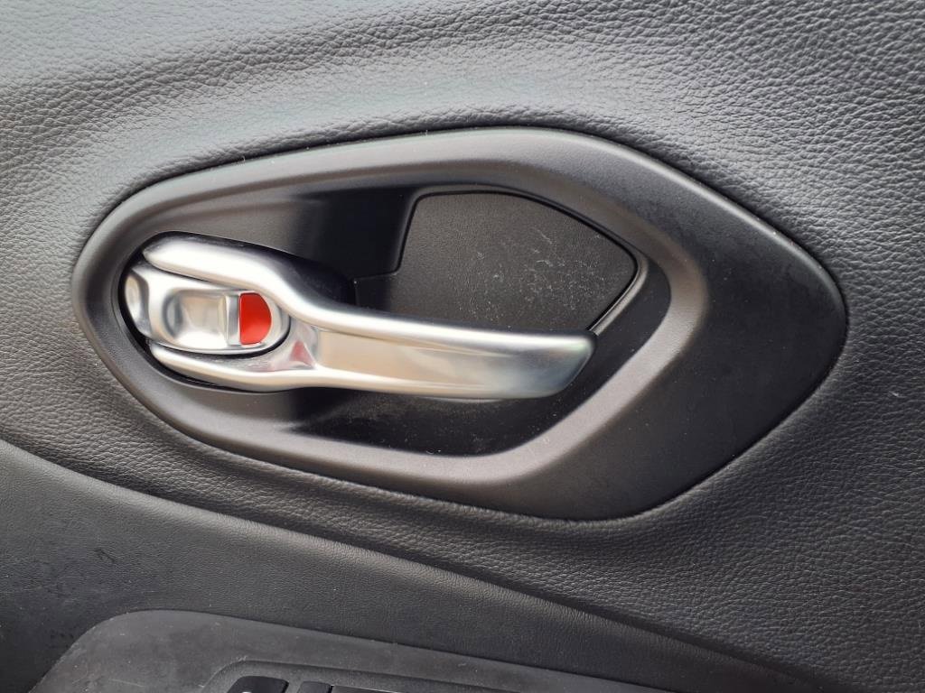 Used 2023 Jeep Cherokee Altitude Lux image 17