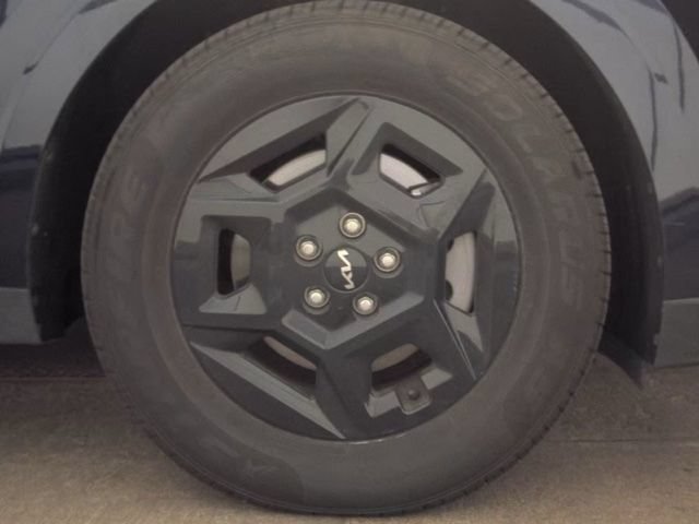 Used 2025 Kia Carnival FWD image 22