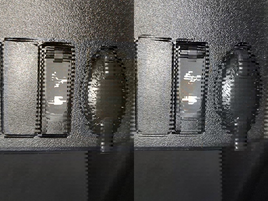 Used 2015 Toyota RAV4 Limited w/ Technology Package image 28