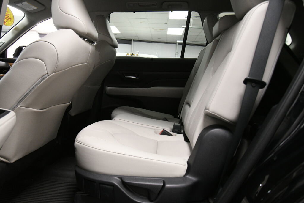 Used 2024 Toyota Grand Highlander Limited image 19
