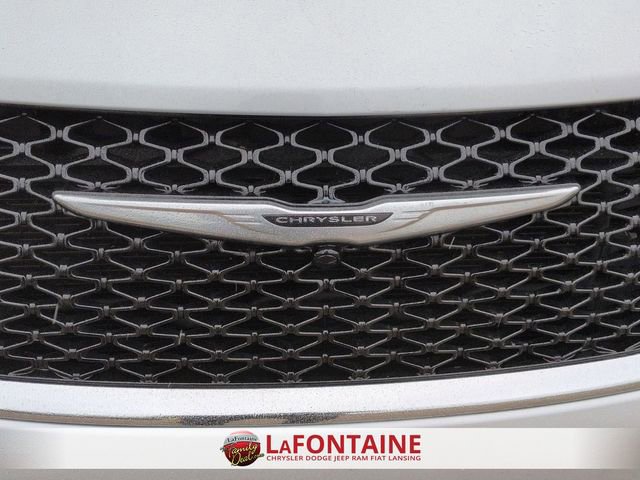 Used 2024 Chrysler Pacifica Touring-L image 9