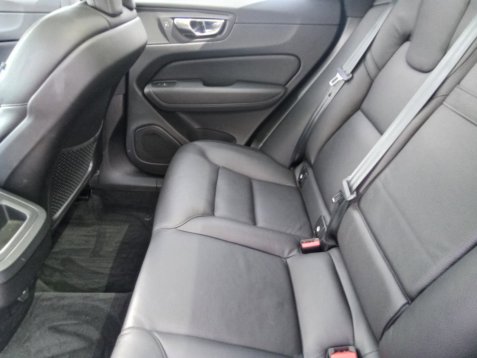 Used 2021 Volvo XC60 T5 Momentum w/ Protection Package Premier image 21