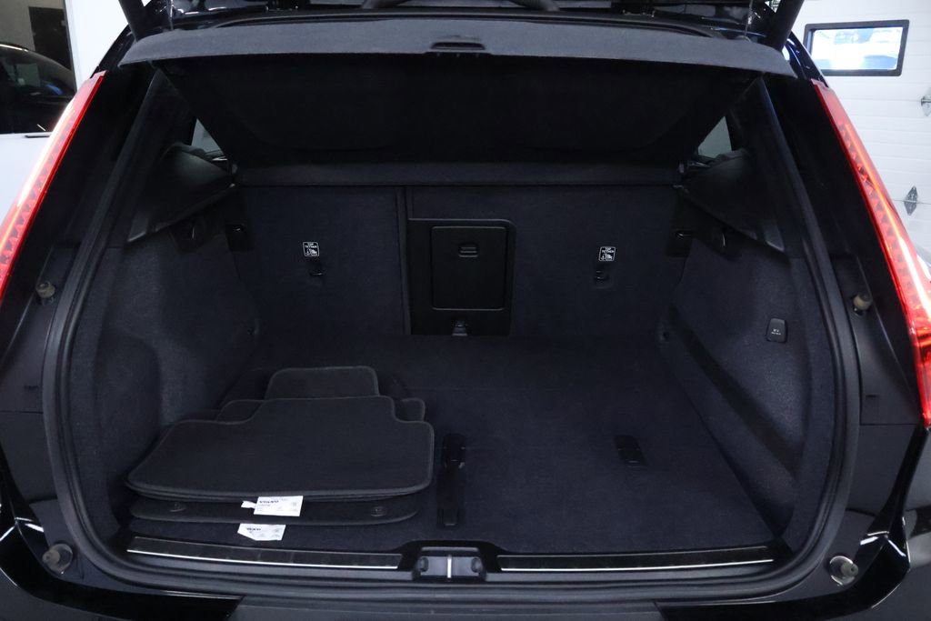 Used 2019 Volvo XC40 T5 R-Design image 16