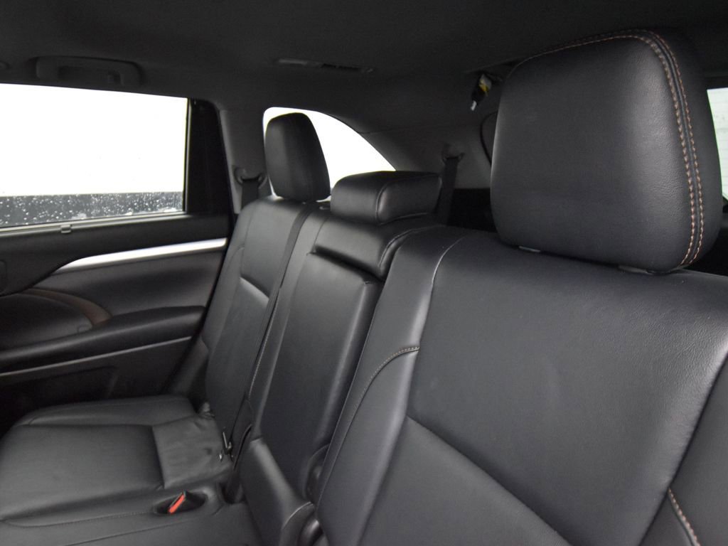 Used 2019 Toyota Highlander XLE image 12