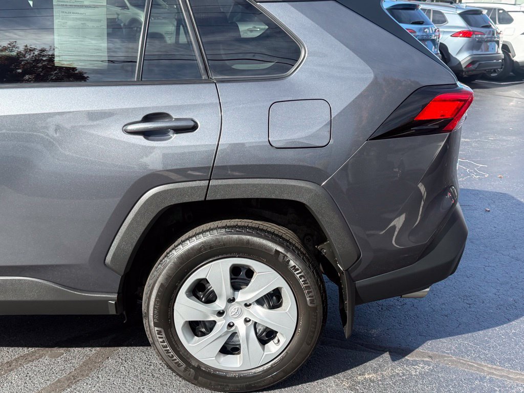 Used 2022 Toyota RAV4 LE AWD/4WD image 4