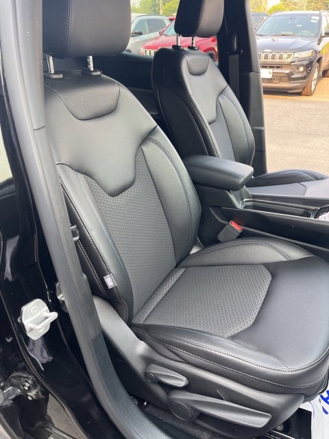 Used 2025 Jeep Compass Latitude w/ Convenience Group image 17