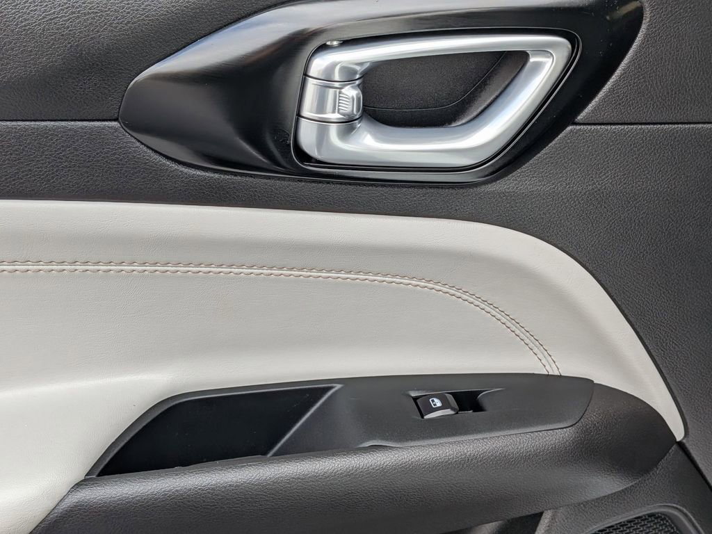 Used 2025 Jeep Compass Limited image 26