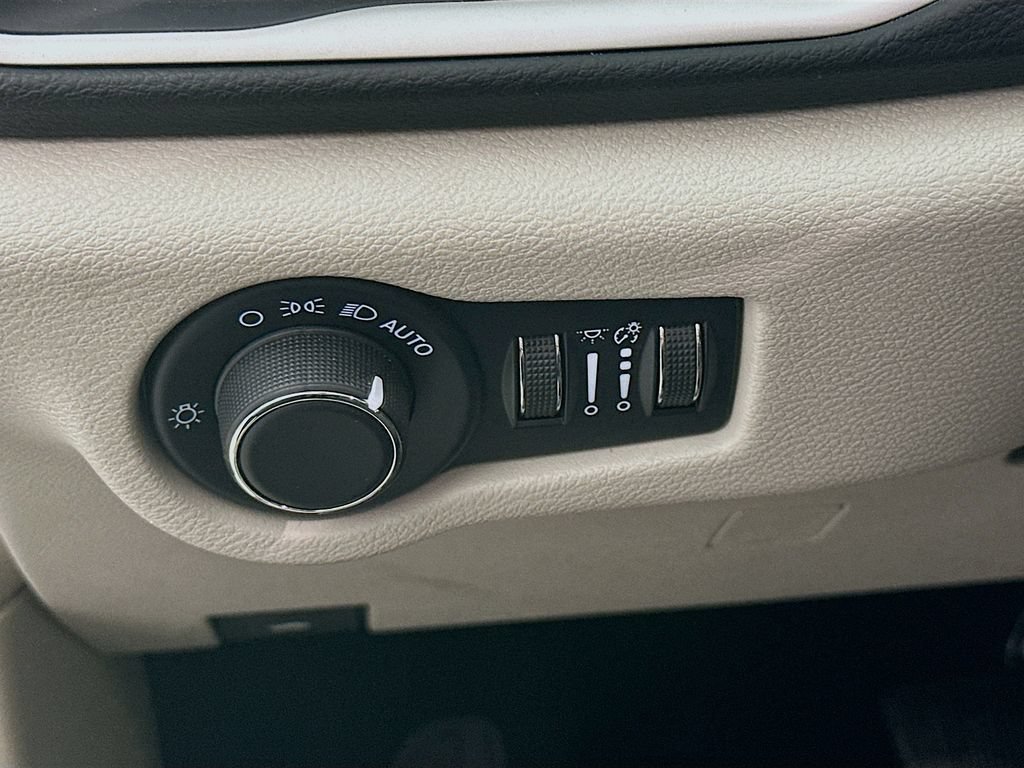 Certified 2023 Chrysler Voyager LX FWD image 17