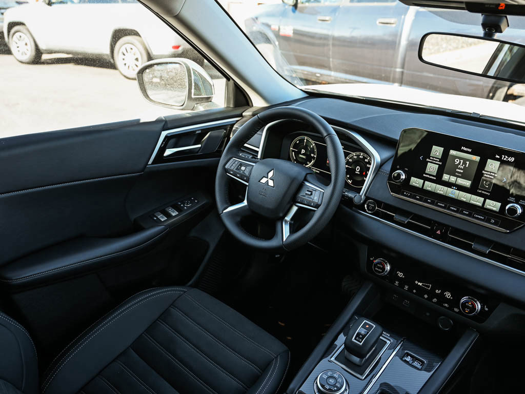 New 2025 Mitsubishi Outlander SE image 14