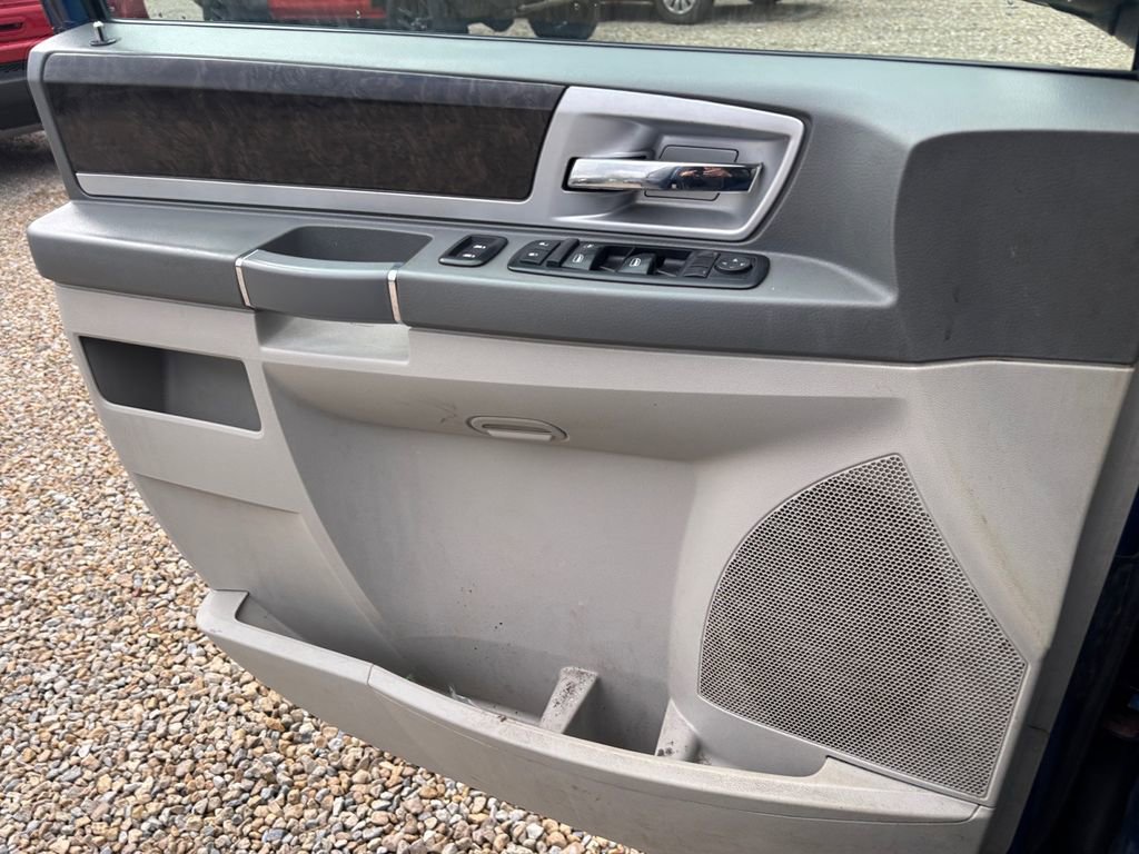 Used 2010 Dodge Grand Caravan SXT FWD image 15