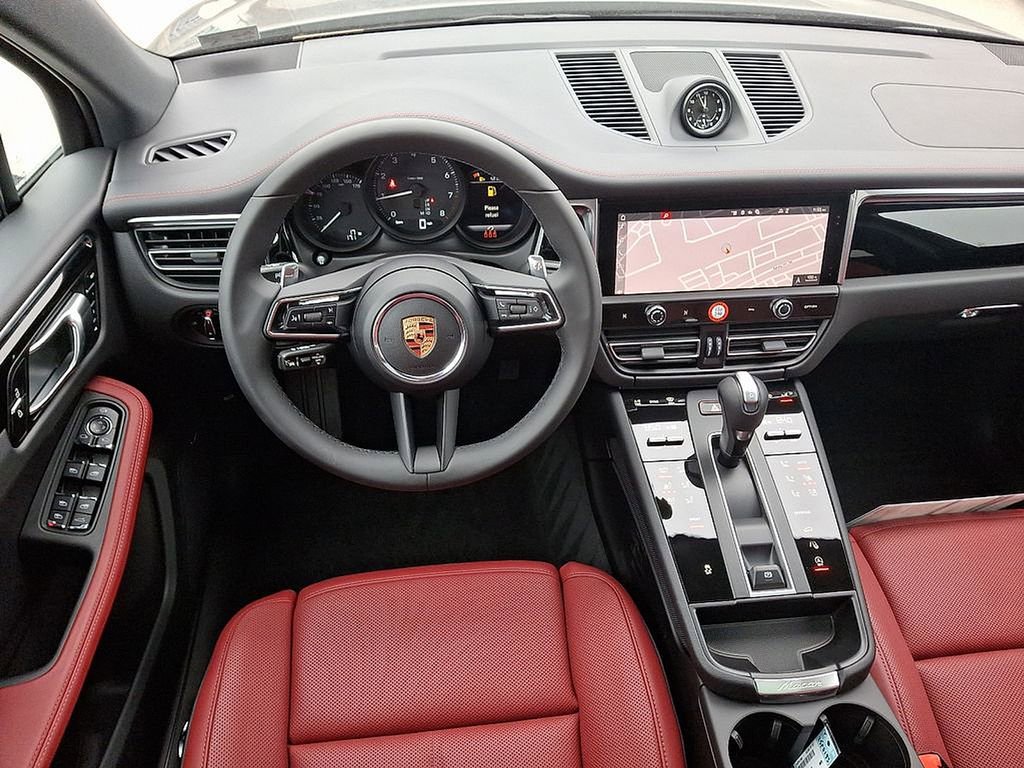 Used 2025 Porsche Macan image 13