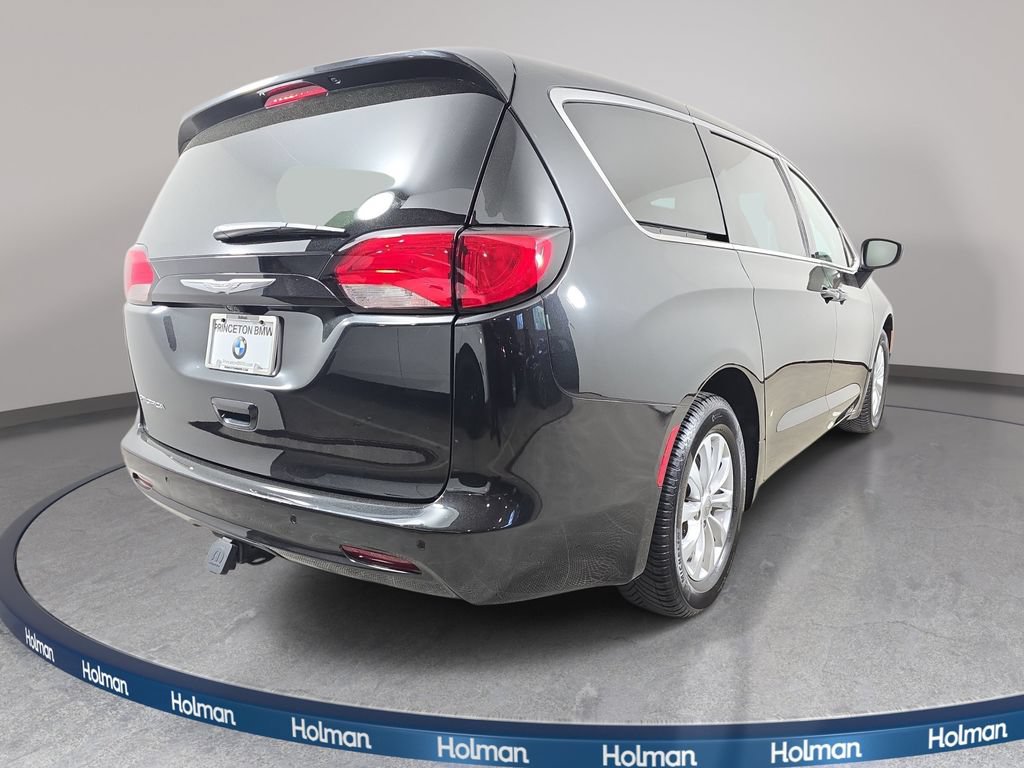 Used 2017 Chrysler Pacifica Touring w/ Tire & Wheel Group FWD image 6