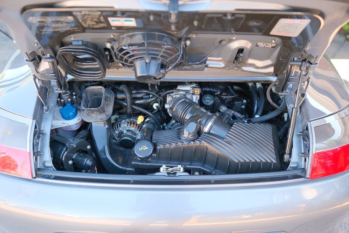Used 2004 Porsche 911 Carrera RWD image 8
