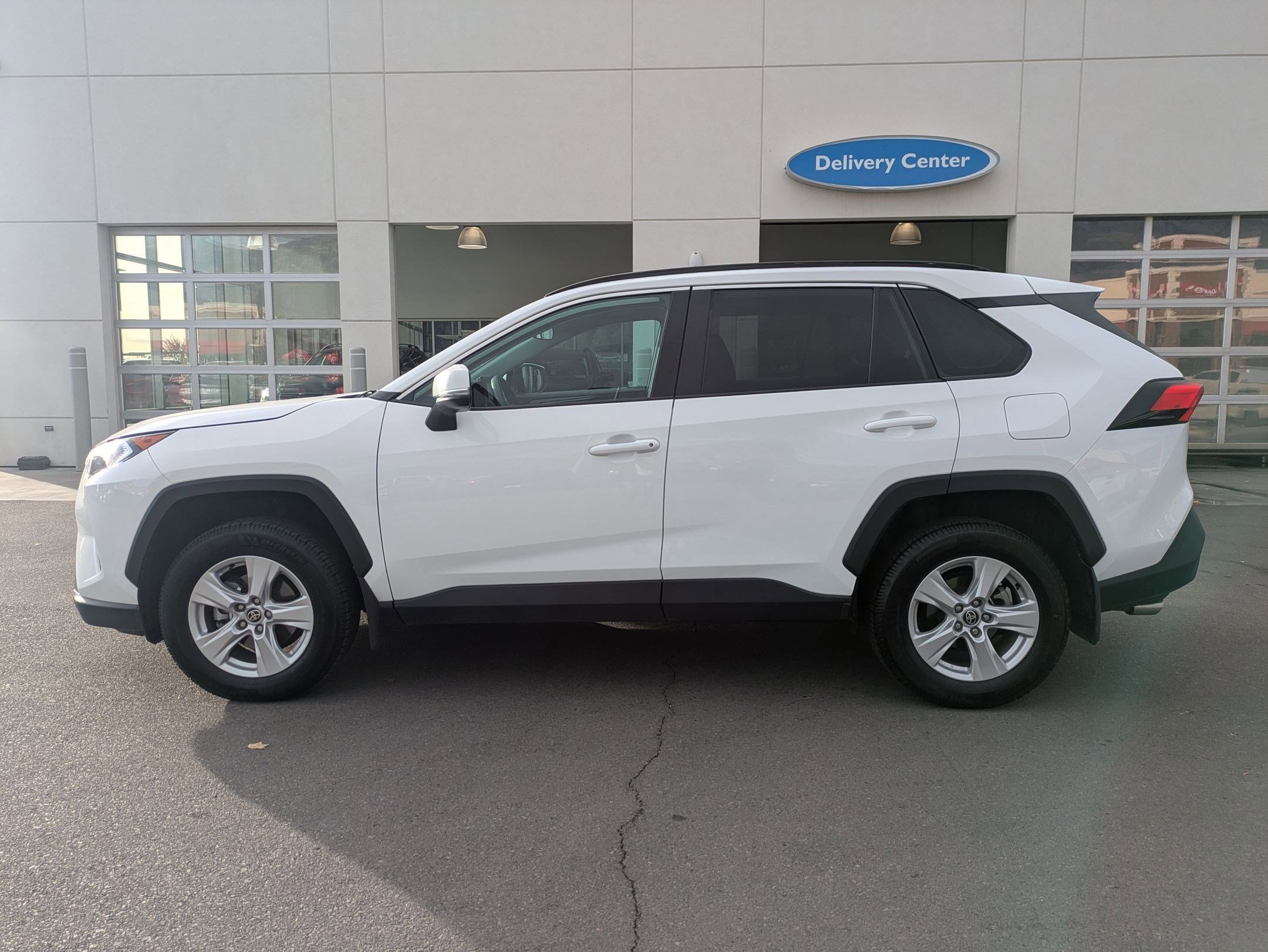 Used 2021 Toyota RAV4 XLE w/ Carpet Mat Package (TMS) image 10