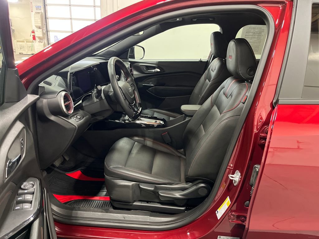 Used 2025 Chevrolet Trax RS w/ Sunroof Package image 39