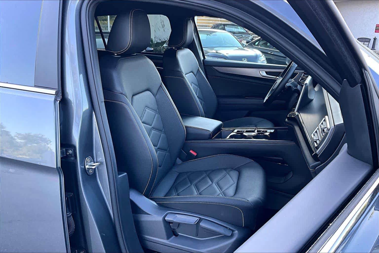 Used 2025 Volkswagen Atlas Cross Sport SE FWD image 9