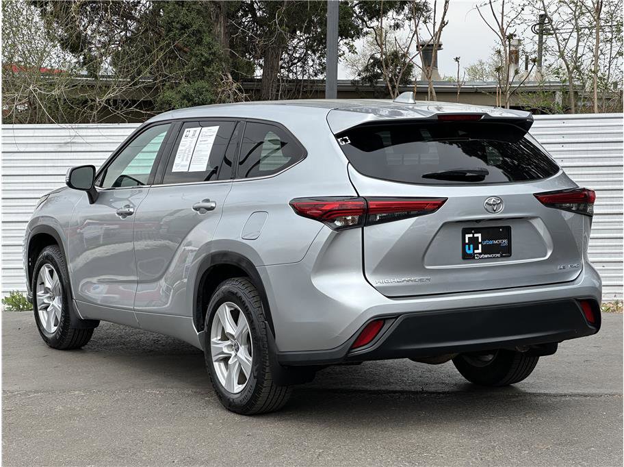 Used 2020 Toyota Highlander LE AWD/4WD image 3