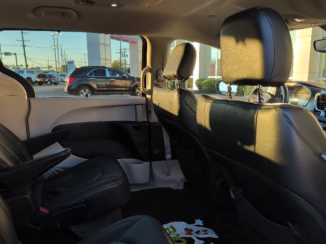 Used 2017 Chrysler Pacifica Touring-L FWD image 18