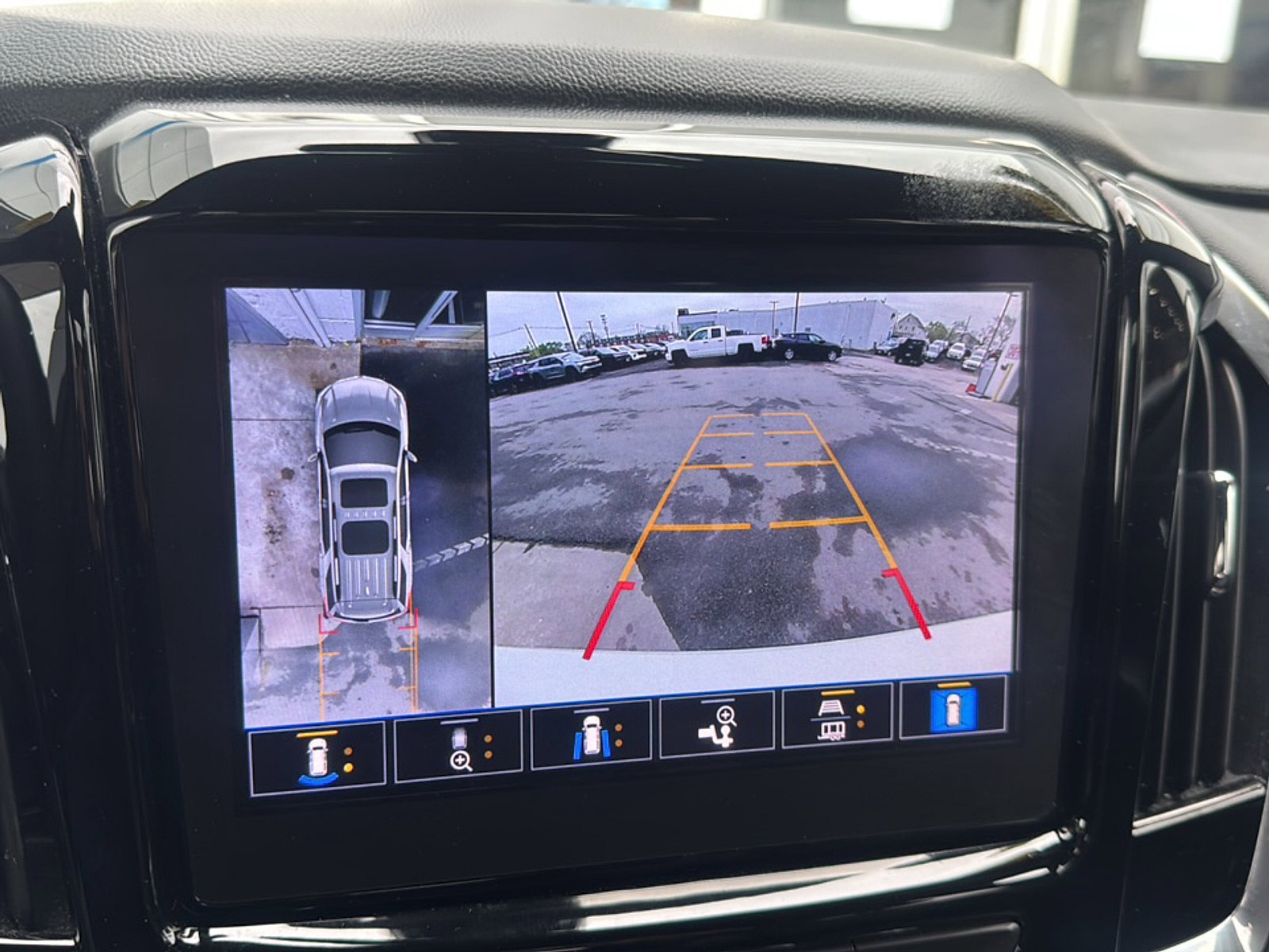 Used 2023 Chevrolet Traverse High Country FWD image 39