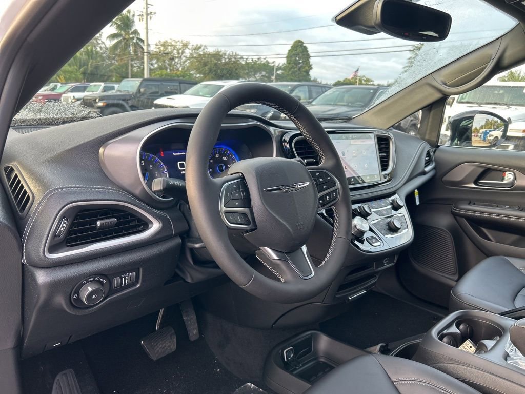 New 2026 Chrysler Pacifica Select image 11