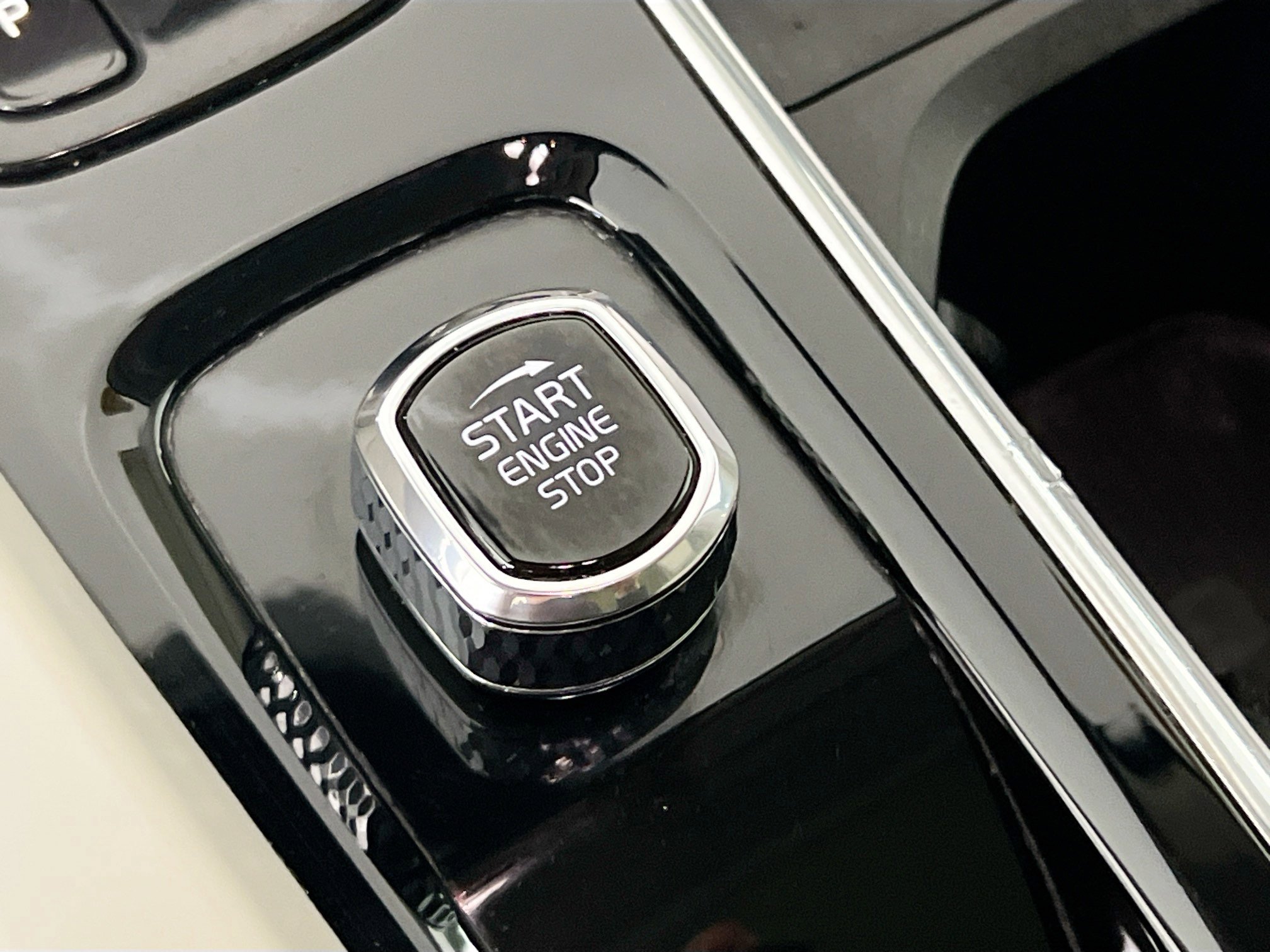 Used 2022 Volvo XC60 B5 Momentum image 24