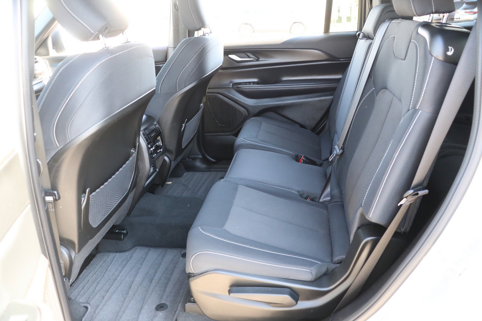 Used 2024 Jeep Grand Cherokee L Laredo AWD/4WD image 28