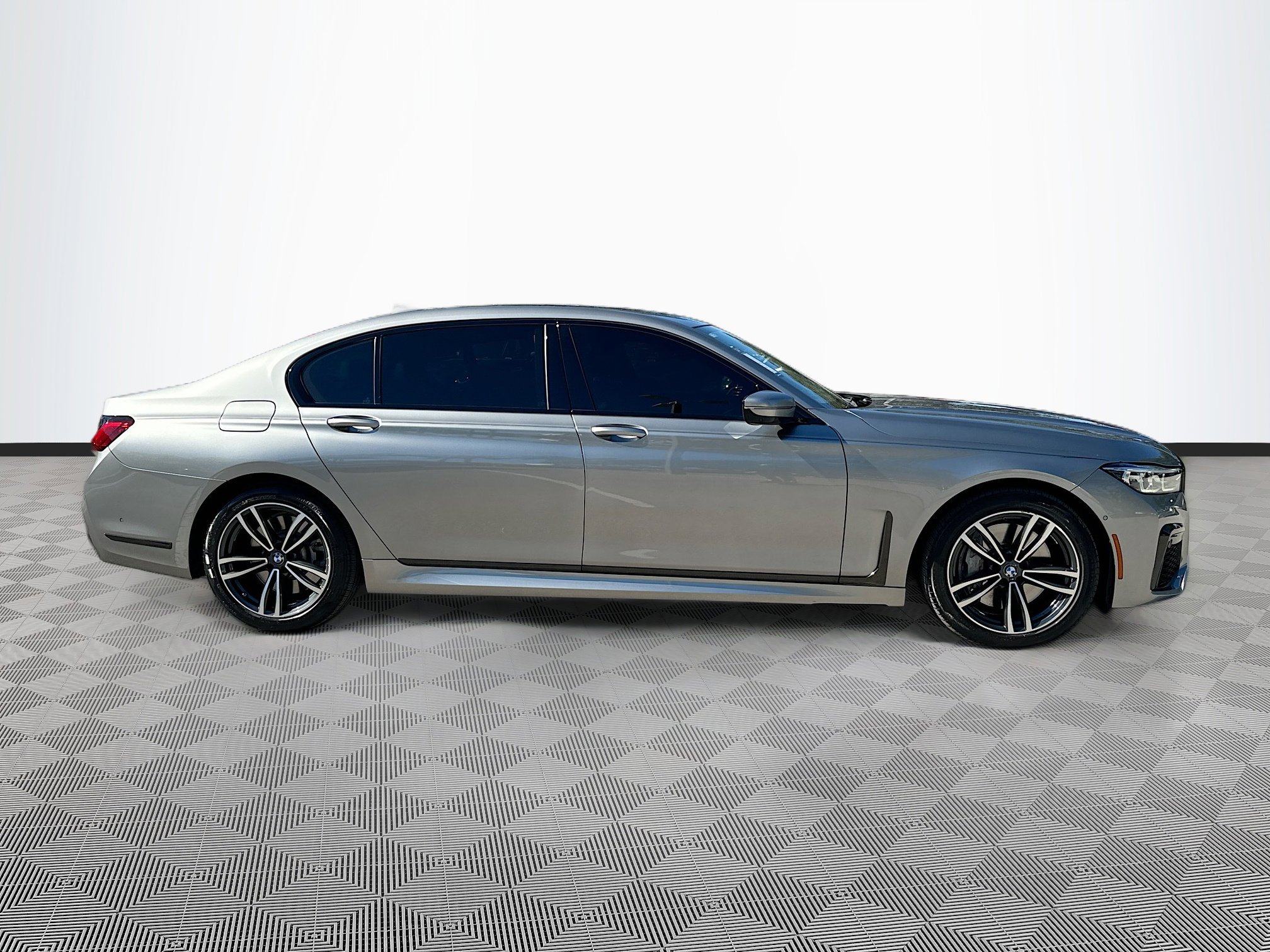 Used 2022 BMW 750i xDrive w/ Executive Package image 8