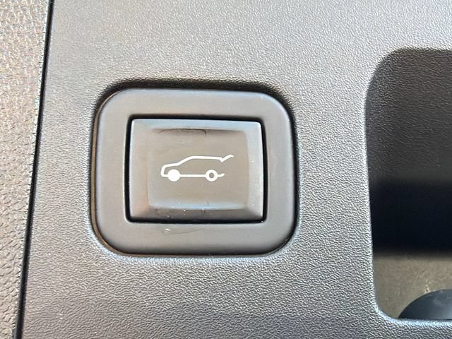 Used 2023 Cadillac XT4 Luxury w/ Cold Weather Package FWD image 19