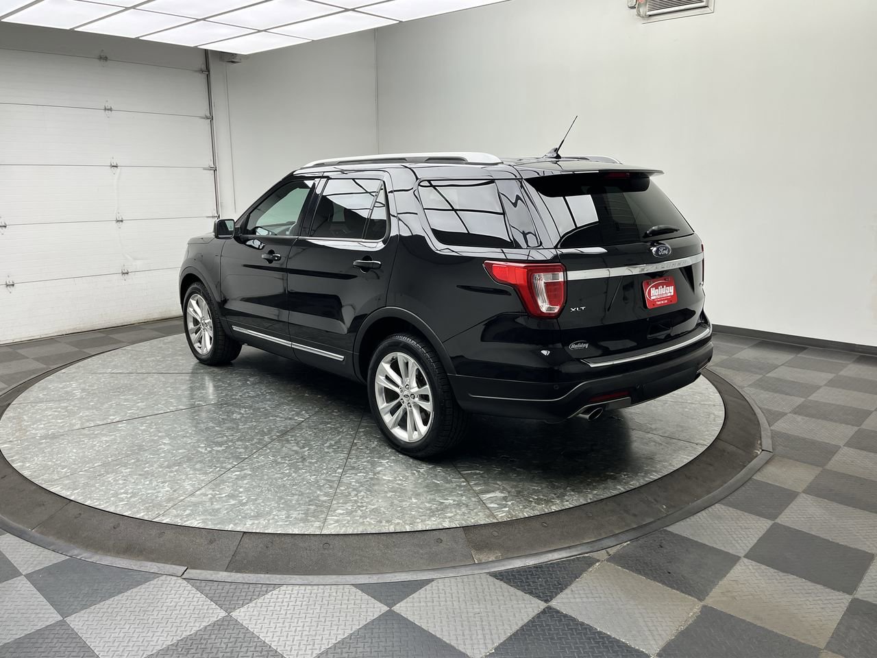 Used 2018 Ford Explorer XLT w/ Equipment Group 202A AWD/4WD image 2