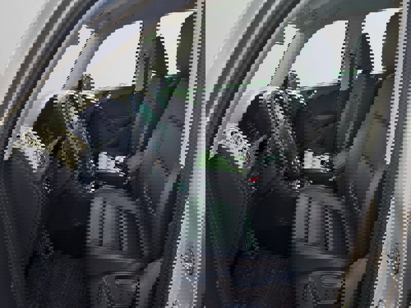 Used 2013 Volkswagen Tiguan SE image 9