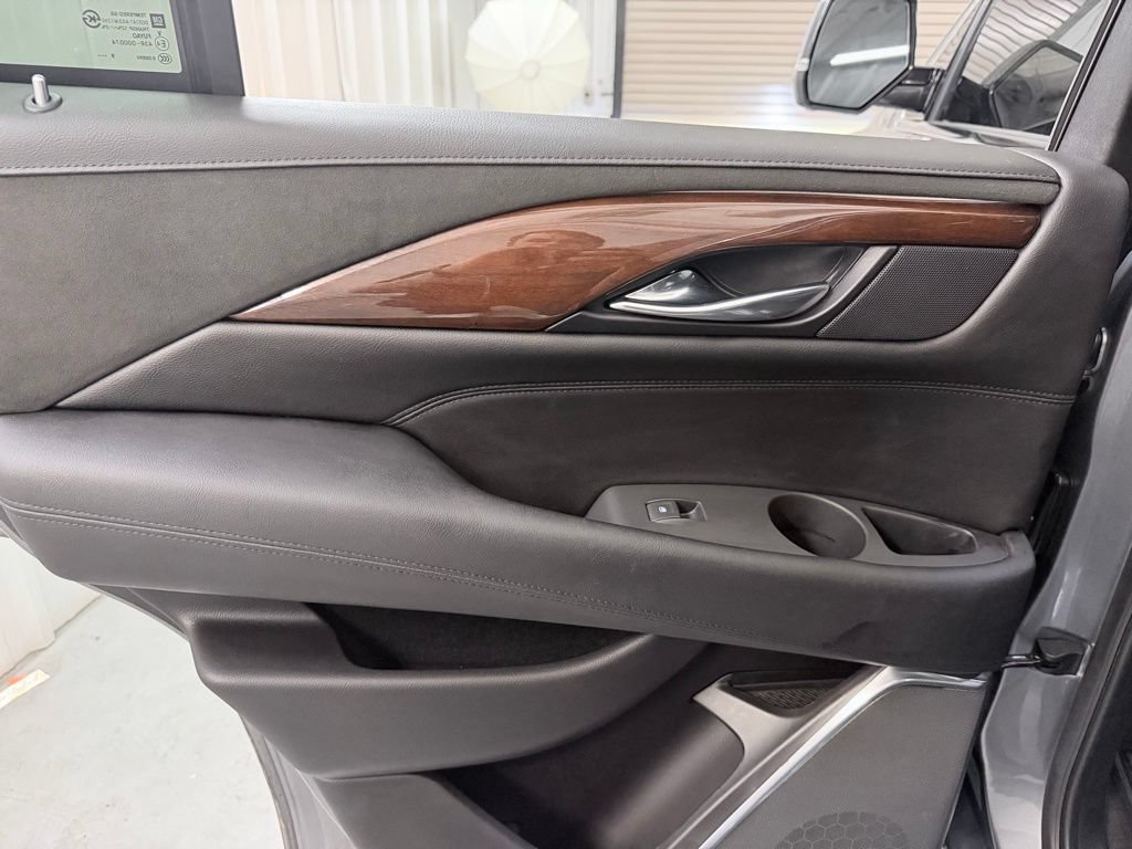 Used 2020 Cadillac Escalade Luxury w/ LPO, Radiant Package AWD/4WD image 32