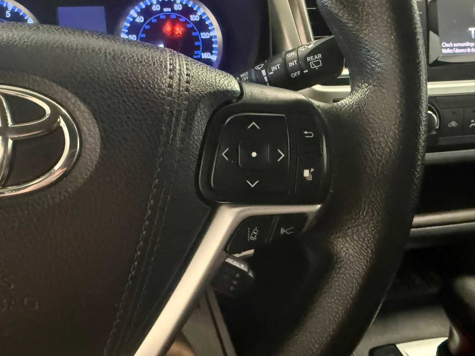 Used 2019 Toyota Highlander LE AWD/4WD image 29