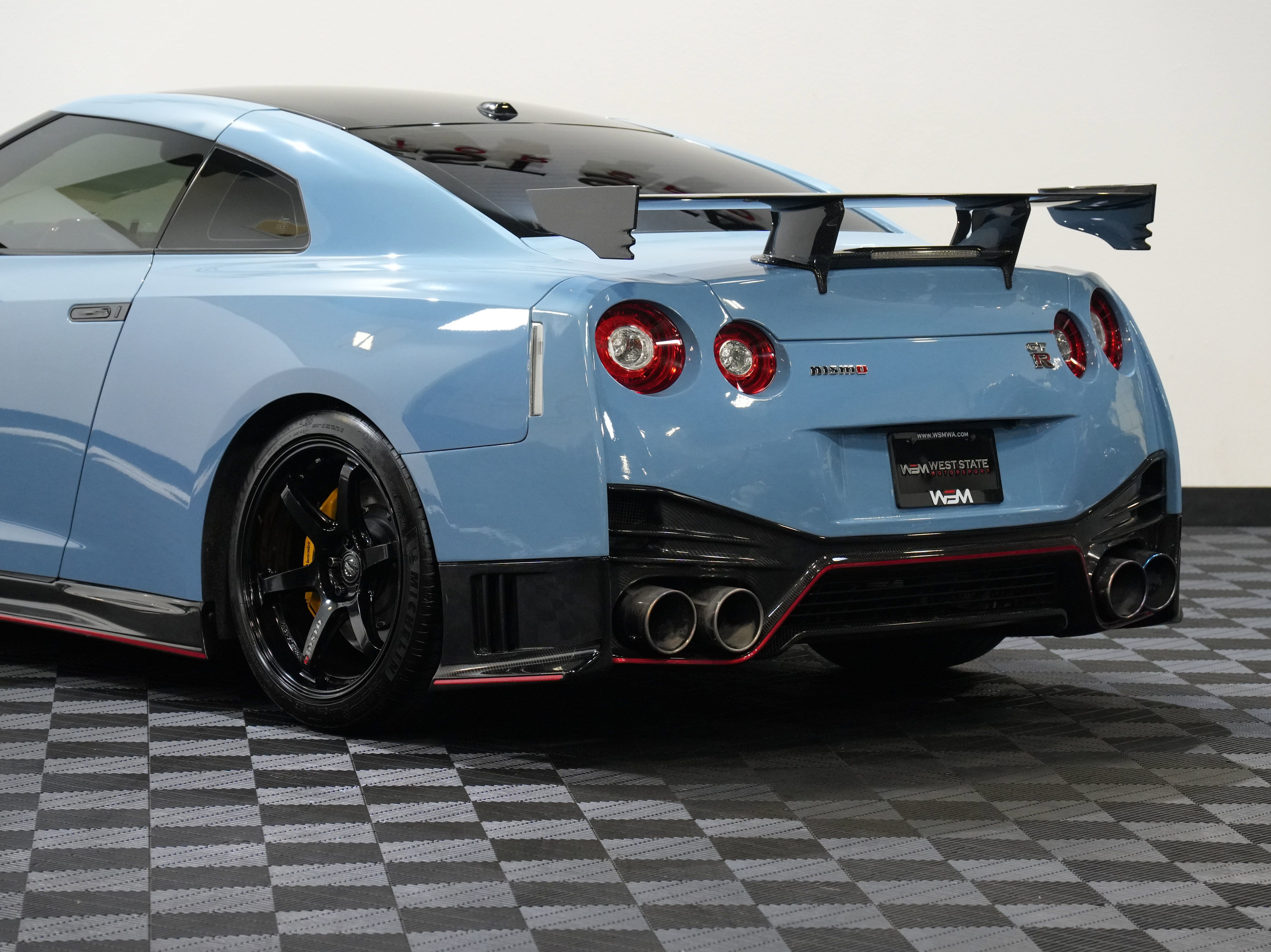 Used 2017 Nissan GT-R NISMO AWD/4WD image 18