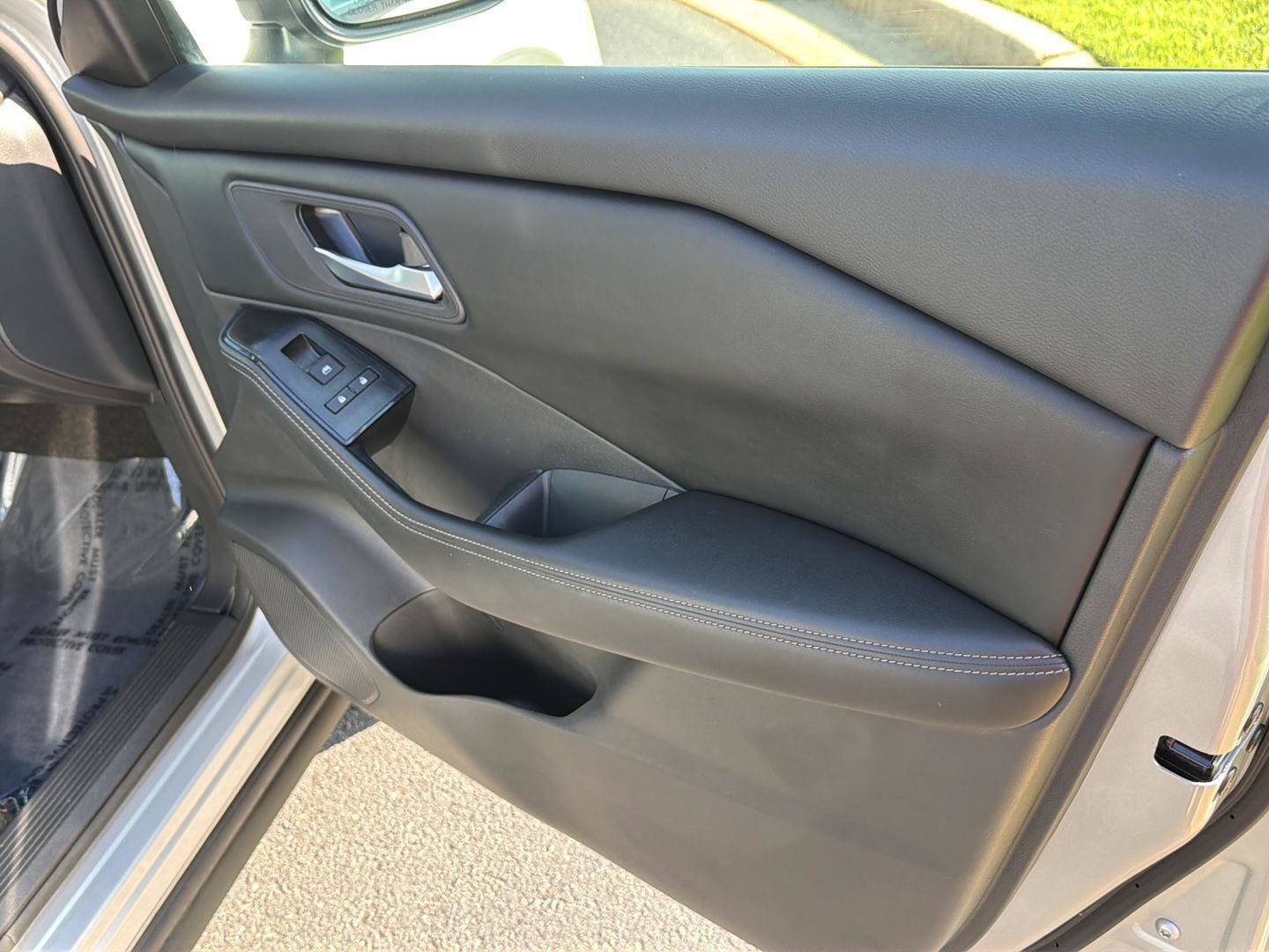 Used 2024 Nissan Rogue SV FWD image 14