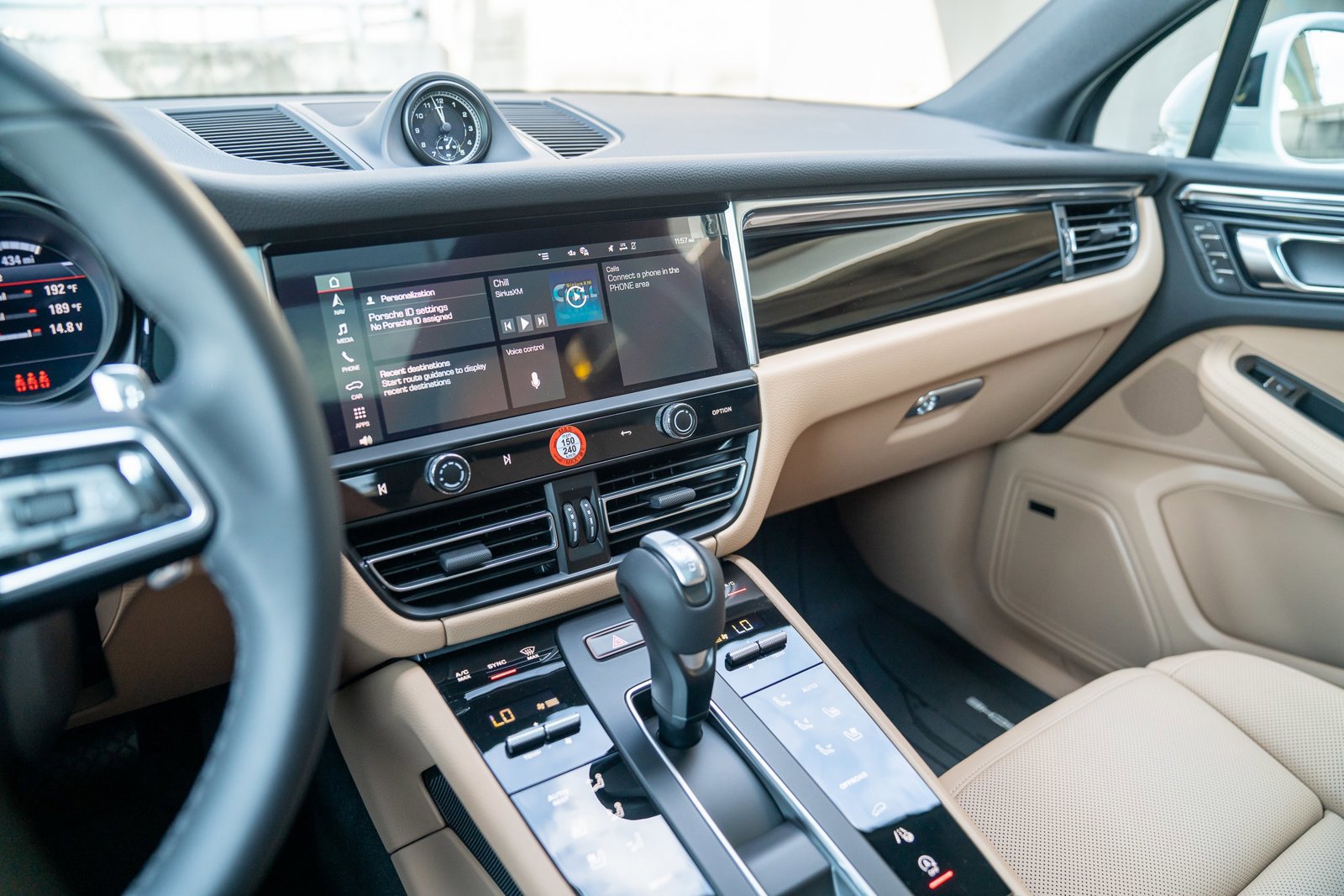 Certified 2025 Porsche Macan image 14