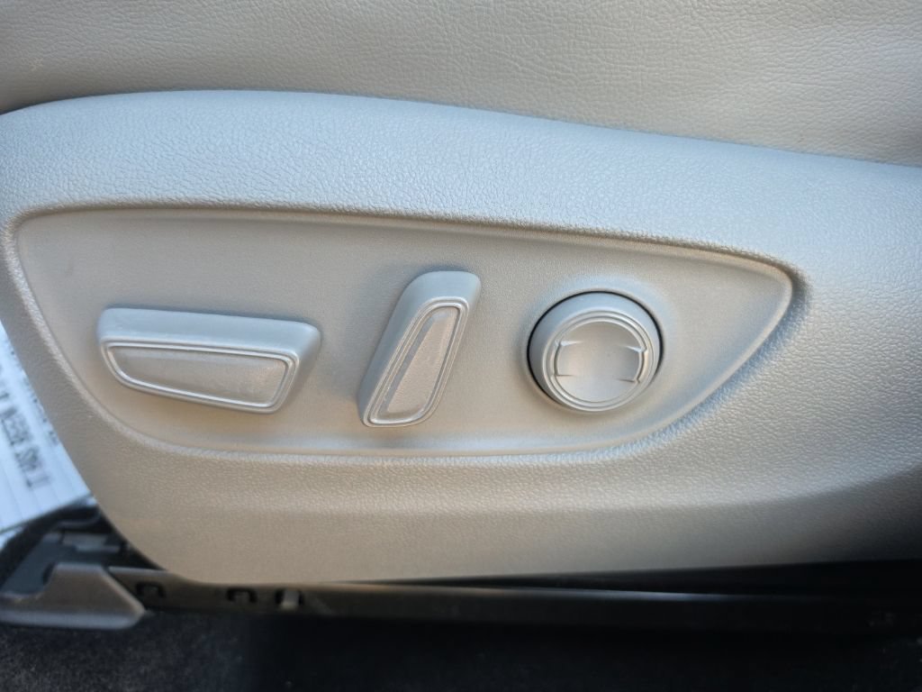 Used 2025 Toyota Highlander XLE AWD/4WD image 12