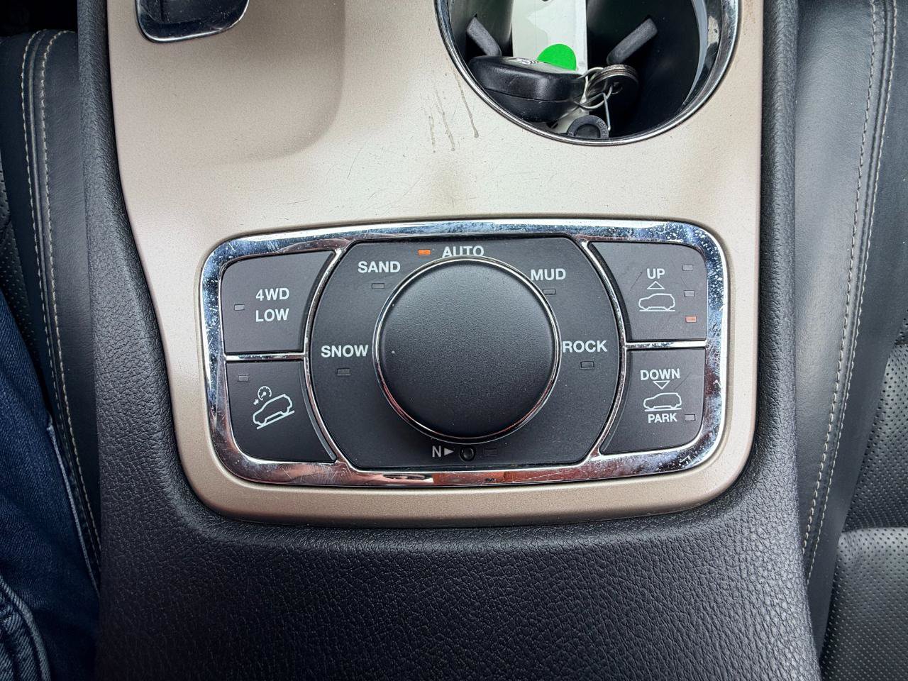 Used 2014 Jeep Grand Cherokee Overland AWD/4WD image 25