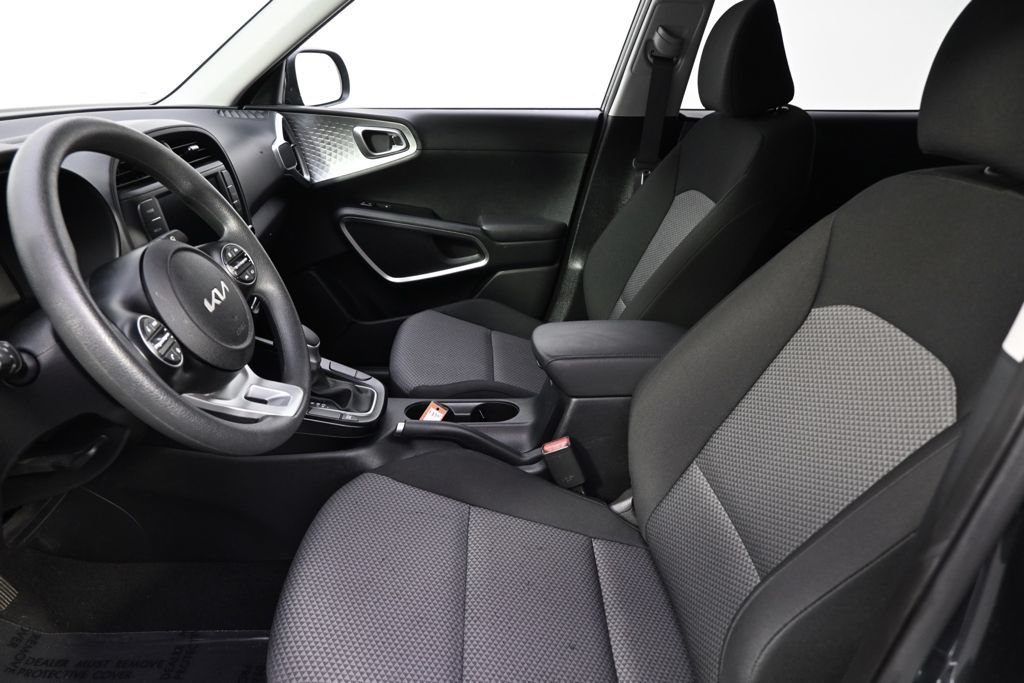 Used 2025 Kia Soul LX w/ LX Technology Package FWD image 13
