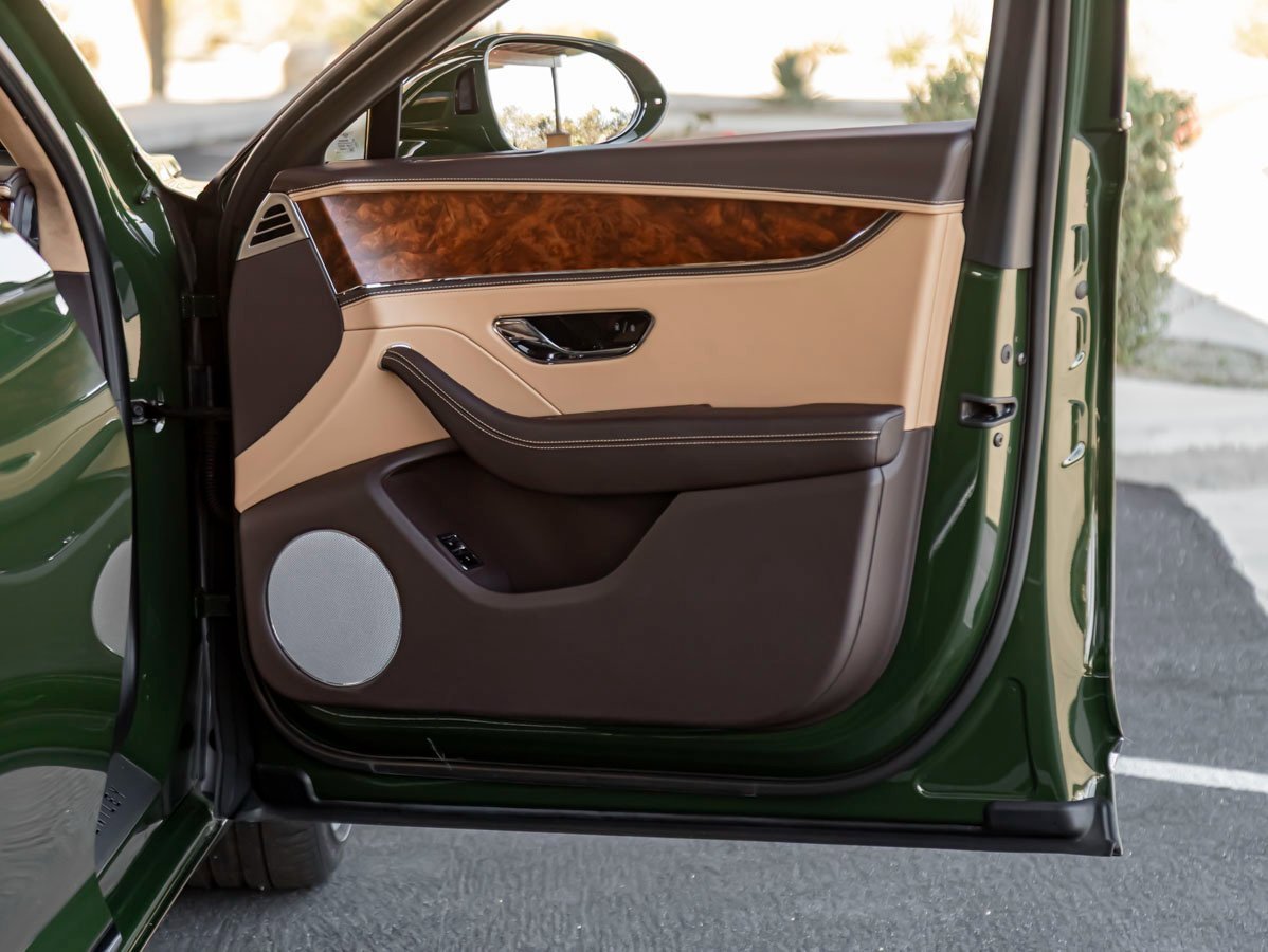 Used 2022 Bentley Flying Spur Plug-In Hybrid image 28