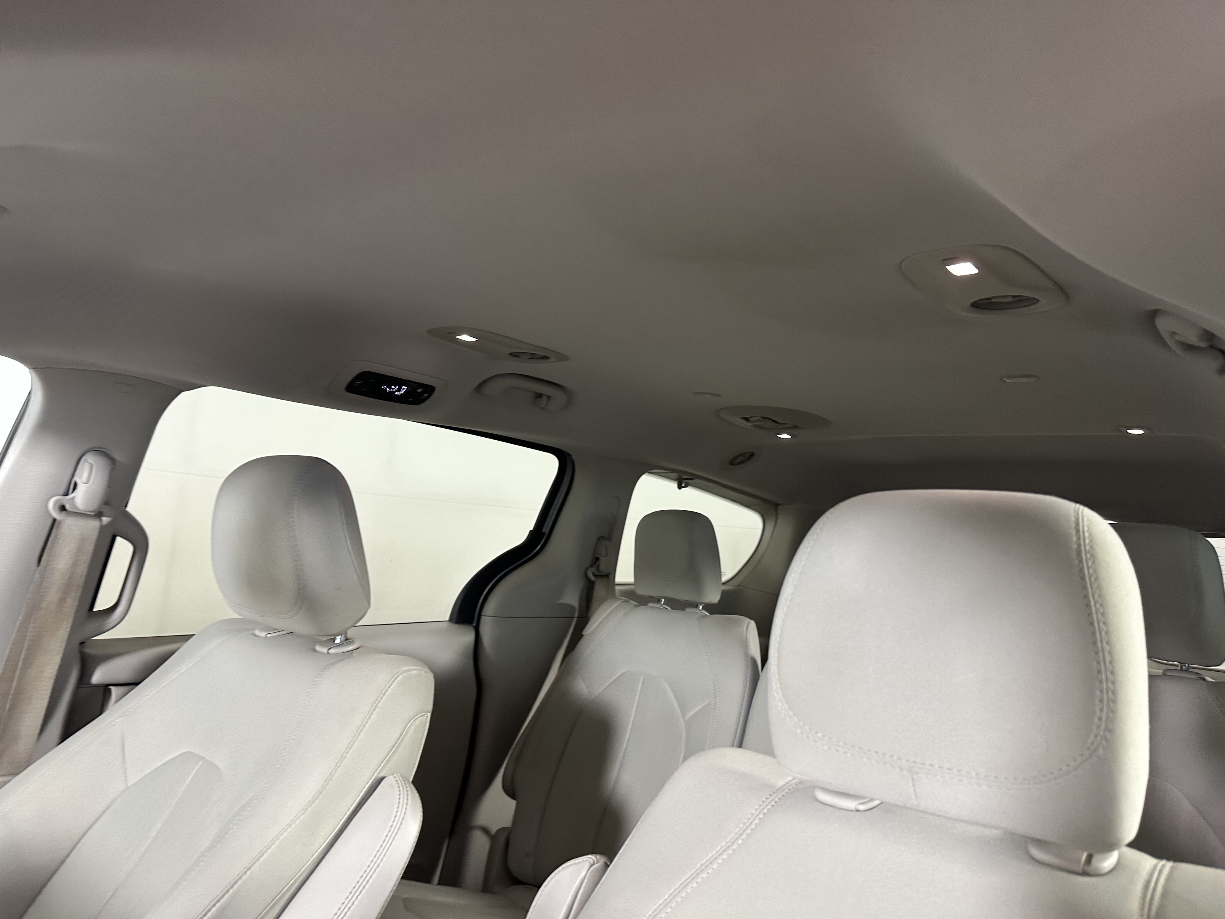 Used 2017 Chrysler Pacifica Touring w/ Tire & Wheel Group FWD image 12