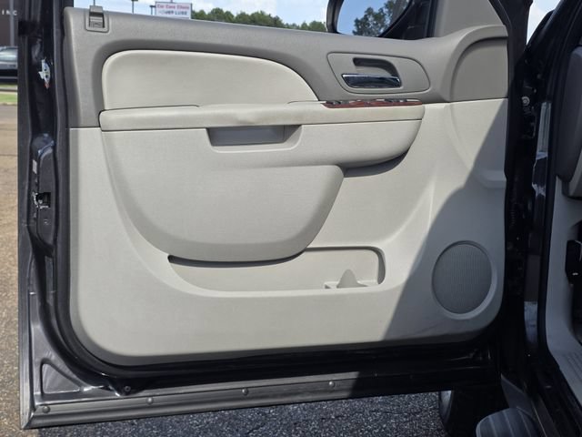 Used 2011 Chevrolet Suburban LT RWD image 17
