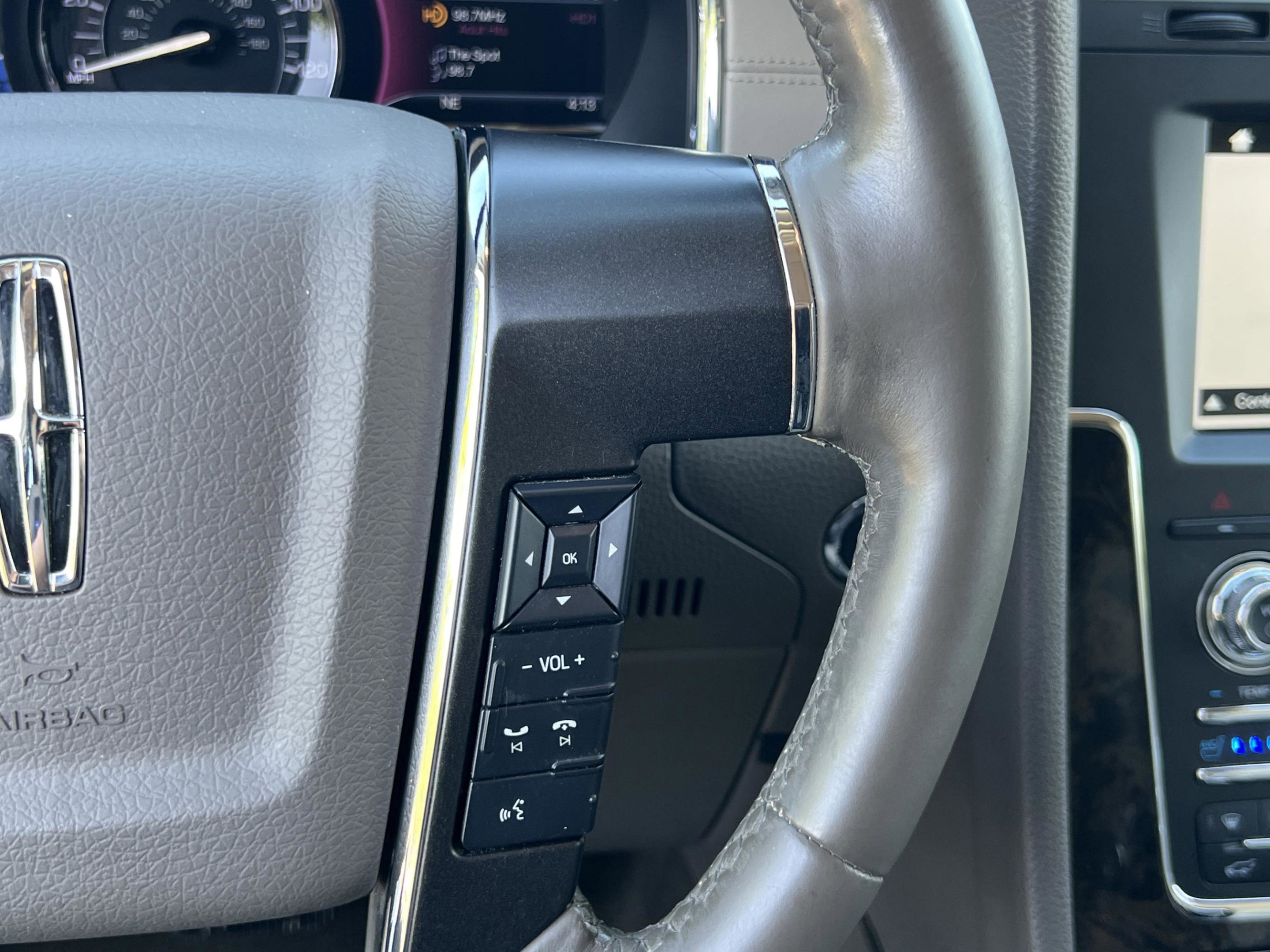 Used 2017 Lincoln Navigator Select image 17